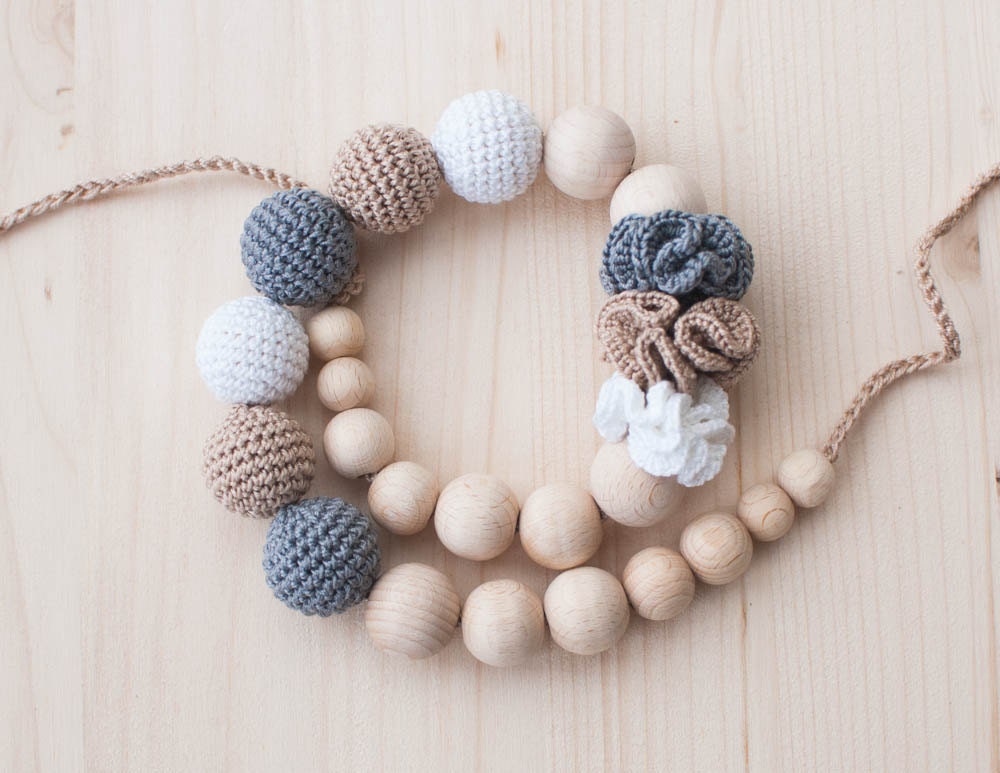 Neutral nursing necklace / Teething necklace / Crochet nursing necklace - Beige, White,  Grey - Necklace with flowers