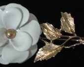 Avon Vintage White Enamel Dogwood Flower Brooch - Pin