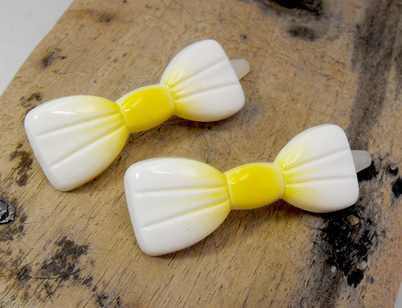 Bow bobby pins in yellow and white (2 pieces). Very cute and totally vintage. Super retro