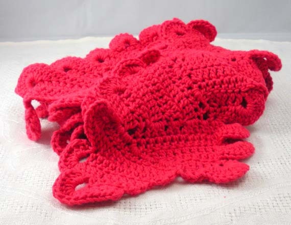 Crocheted cotton scarf: zigzag and loop pattern, coral