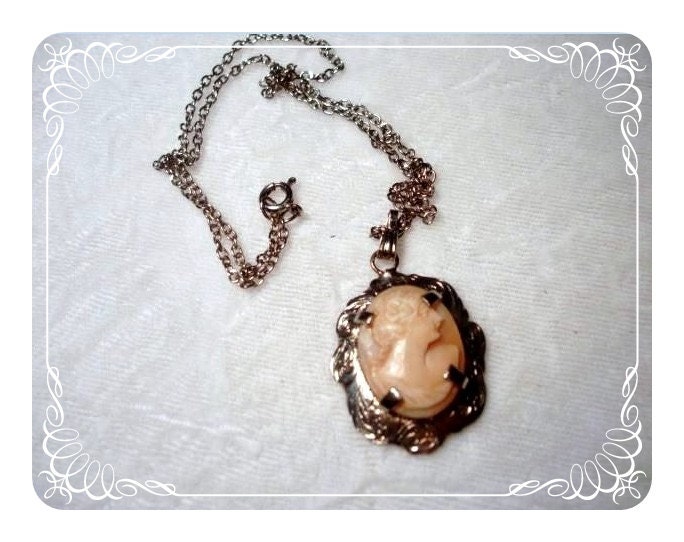 Vintage Carved Cameo Pendant Alluring  1038ag-040111000