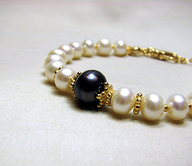 White pearl bracelet with black pearl 24K gold vermeil beaded bracelet Stacking layering bracelet Feminine pearl jewelry Beaded jewelry