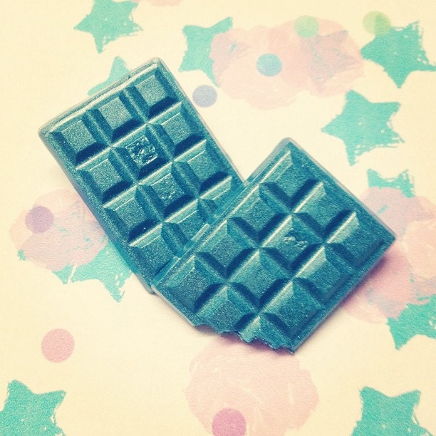 2p Bitten Blue Chocolate Hair Clip