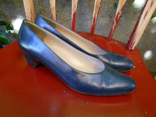 Vintage Ferragamo Navy Blue Pumps Made in Italy Size 8
