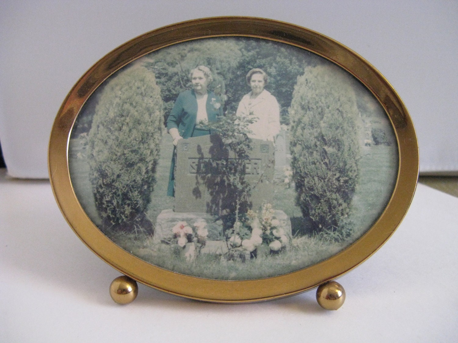 ANTIQUE standing oval brass frame w round feet old photo