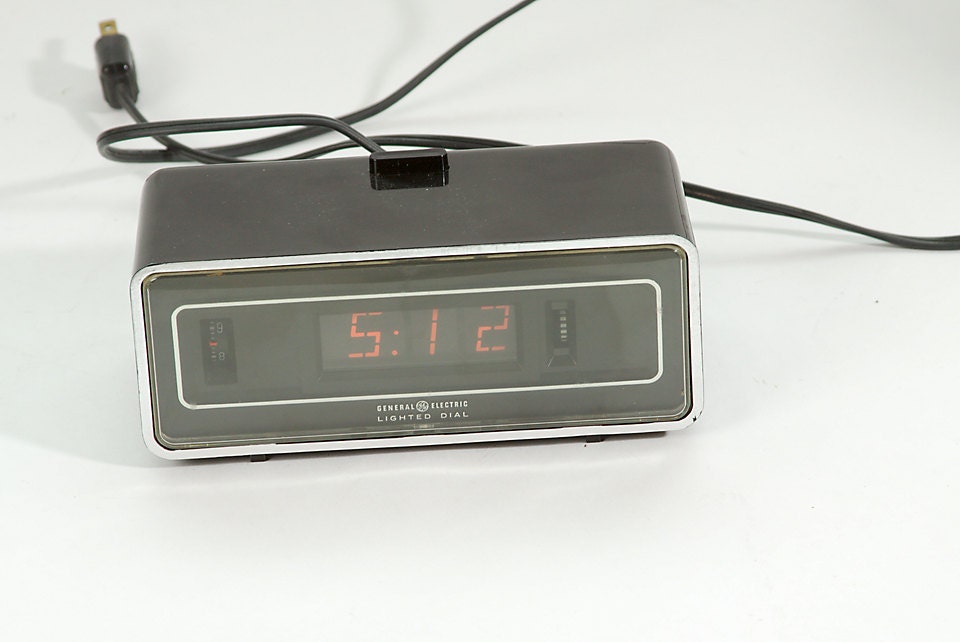 Vintage Retro General Electric Alarm Clock With Rotating Numbers