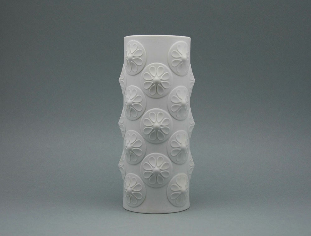 White Mid Century Op Art vase by Scherzer (499-1)