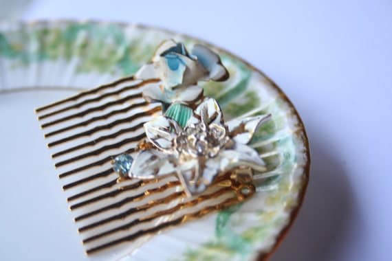 Vintage brooch hair comb 001 - one of a kind brooch on golden tone tight grip comb