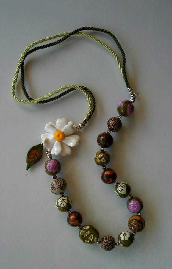 White daisy necklace beads with flowers from polymer clay vintage