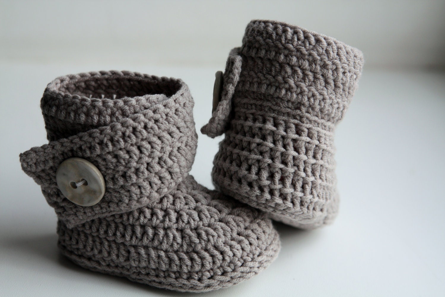 Crochet ugg boot pattern. PDF. This is a PATTERN for crocheted baby's booties - boots. Ugg (gray).