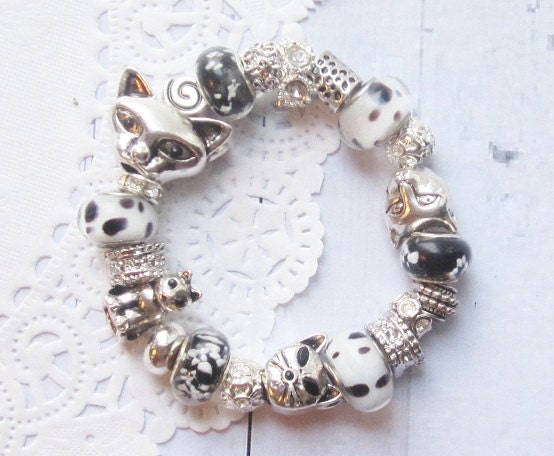 Cat bracelet black/white.