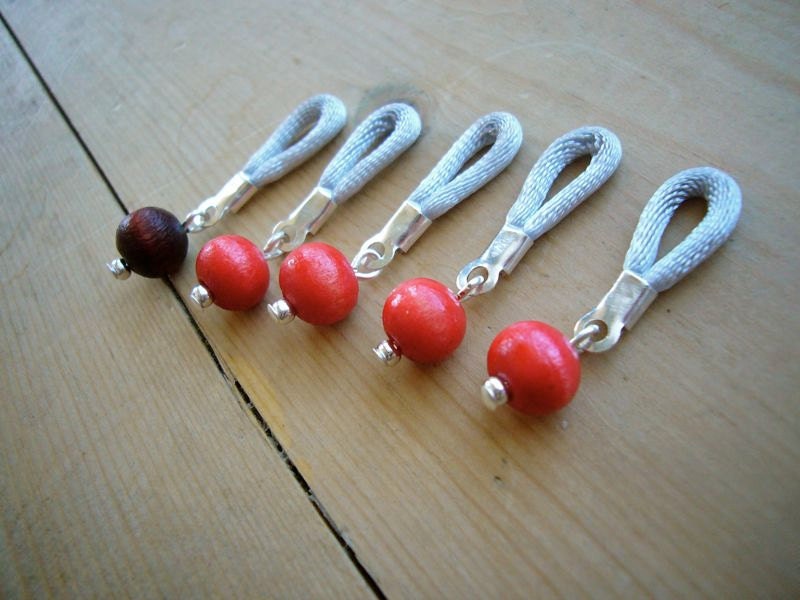 SMALL flexible knitting stitch markers - Set of 5 (Red/Burgundy)