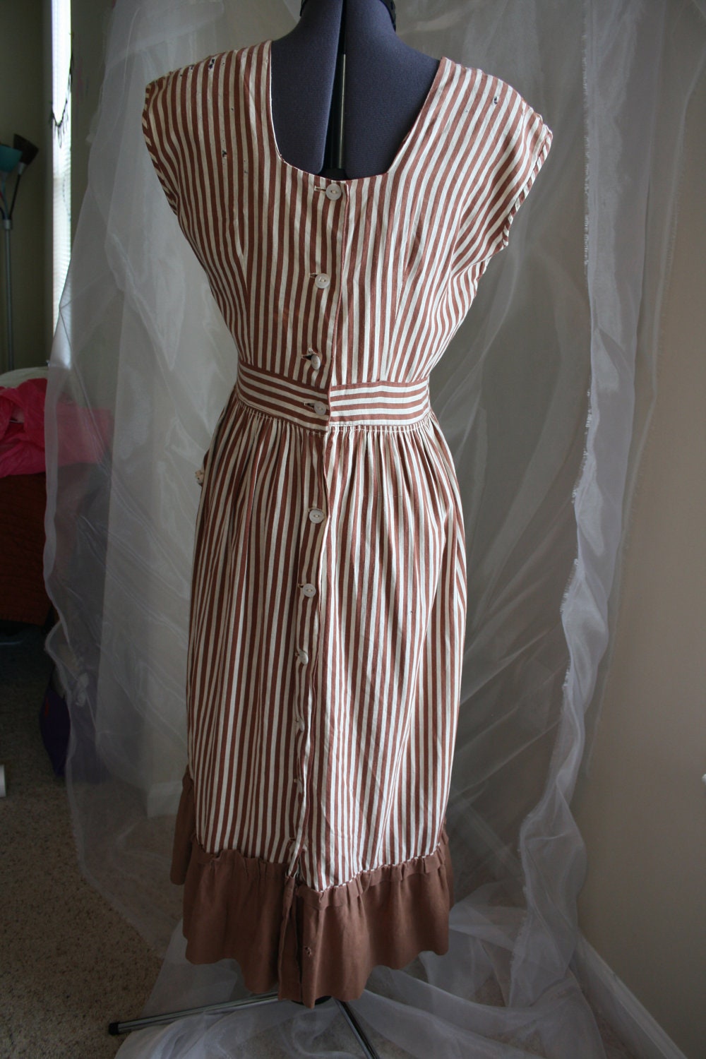 Handmade Vintage 1940s day dress in Brown and White..Pockets.