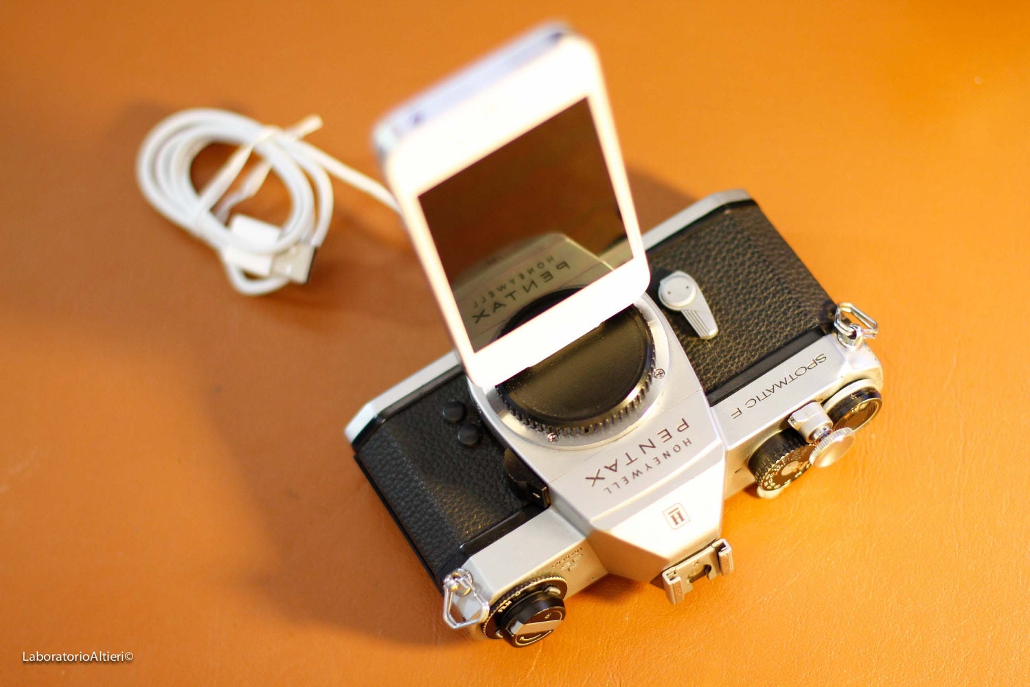 Docking Station iPhone/iPod - classy reflex camera - iPhone 4