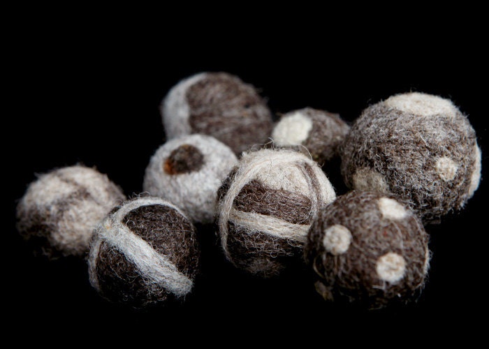 felted wool cat ball with organic catnip - Goodwooletc