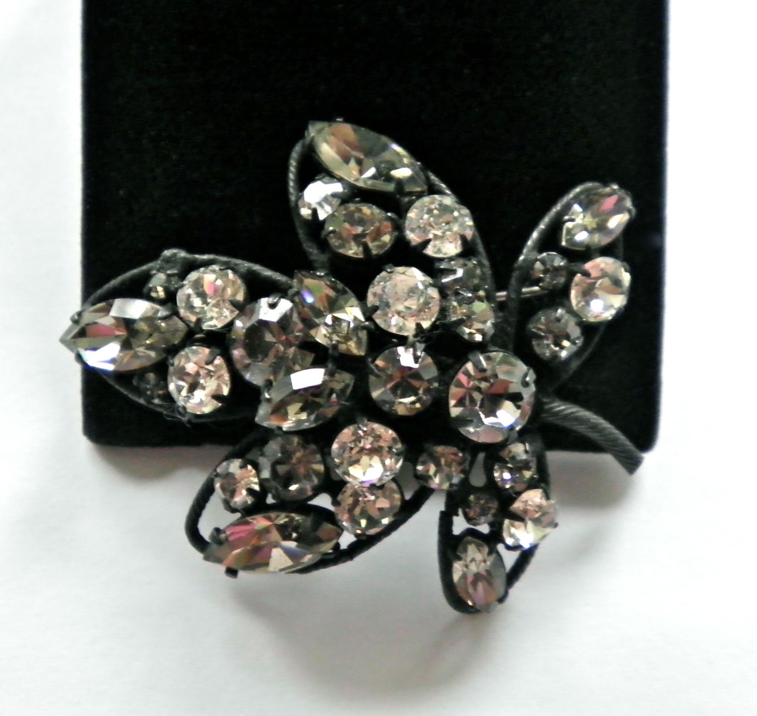Signed REGENCY Vintage Sparkling Rhinestones Brooch Pin