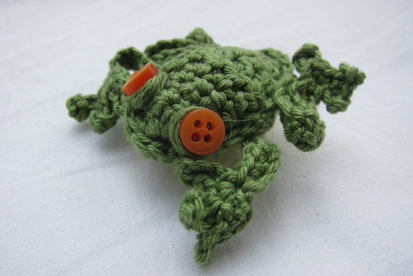 Frog pin button - green frogs crochet