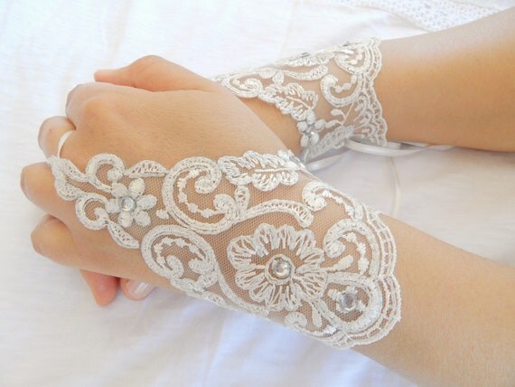 bridal Gloves, ivory lace gloves, collar,Sparkling Stones , Fingerless Gloves, cuff wedding bride, bridal gloves, Ivory,