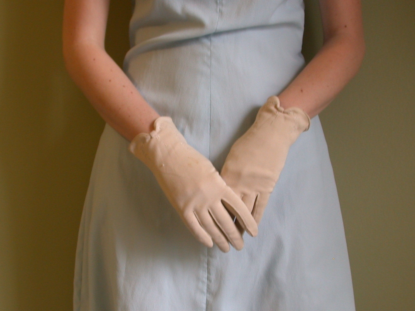 Vintage Van Raalte Ecru Embroidered Wrist-length Gloves