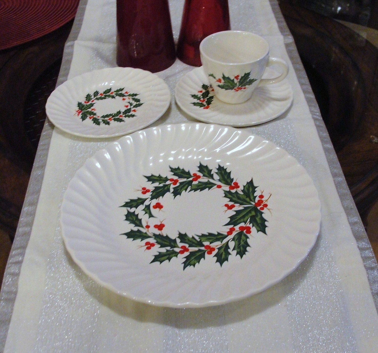 Vintage Christmas Plates Holly Wreath Scrolled by tjcvintage