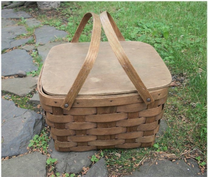 Charming Vintage PICNIC BASKET HAMPER  - w/ Pie holder - Nice Patina - Great for storage or a Picnic - Splint Oak
