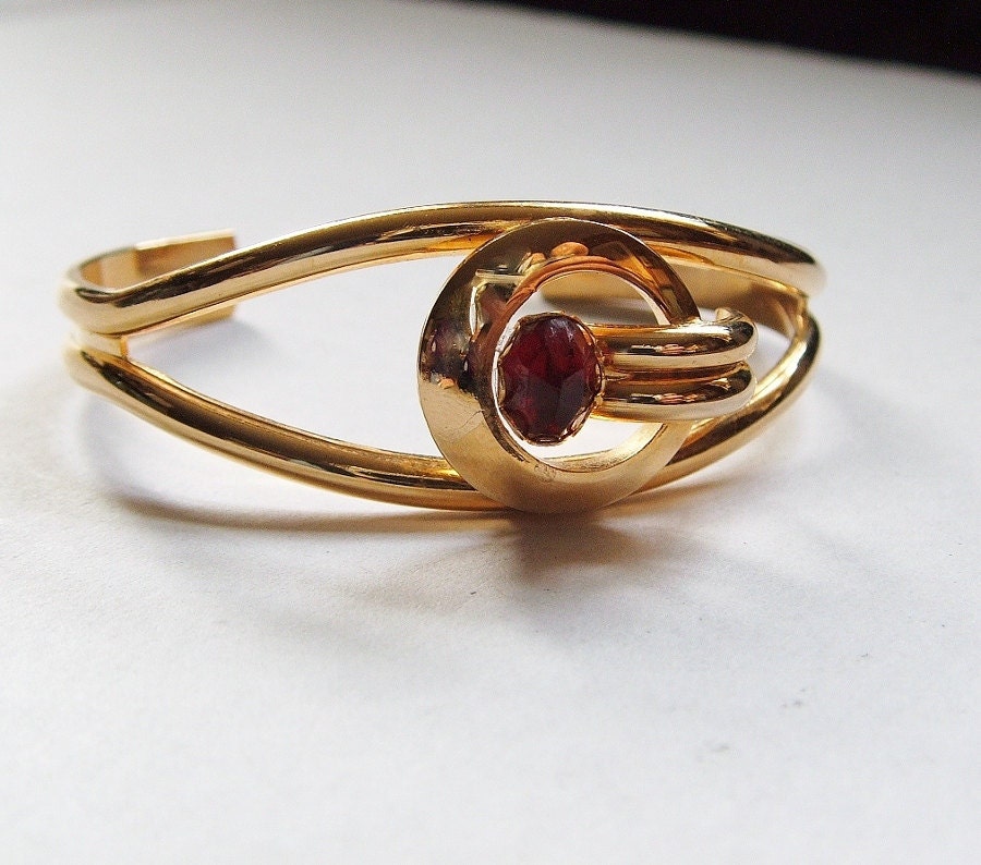 Vintage Cuff Bracelet / Inverted Red Glass Stone / goldtone plated