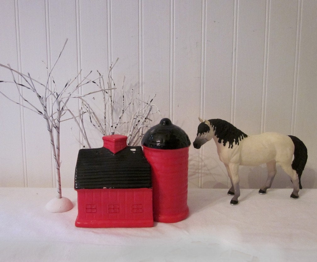 vintage Barn Silo S&P Shakers, Red Barn and Silo salt and pepper. Country Prairie Farmhouse Kitchen decor, made in Japan