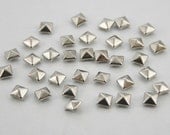 100 pcs. Silver Tone Pyramid Metal Studs Rivets Button Decorations Findings 5 mm. KRPN5
