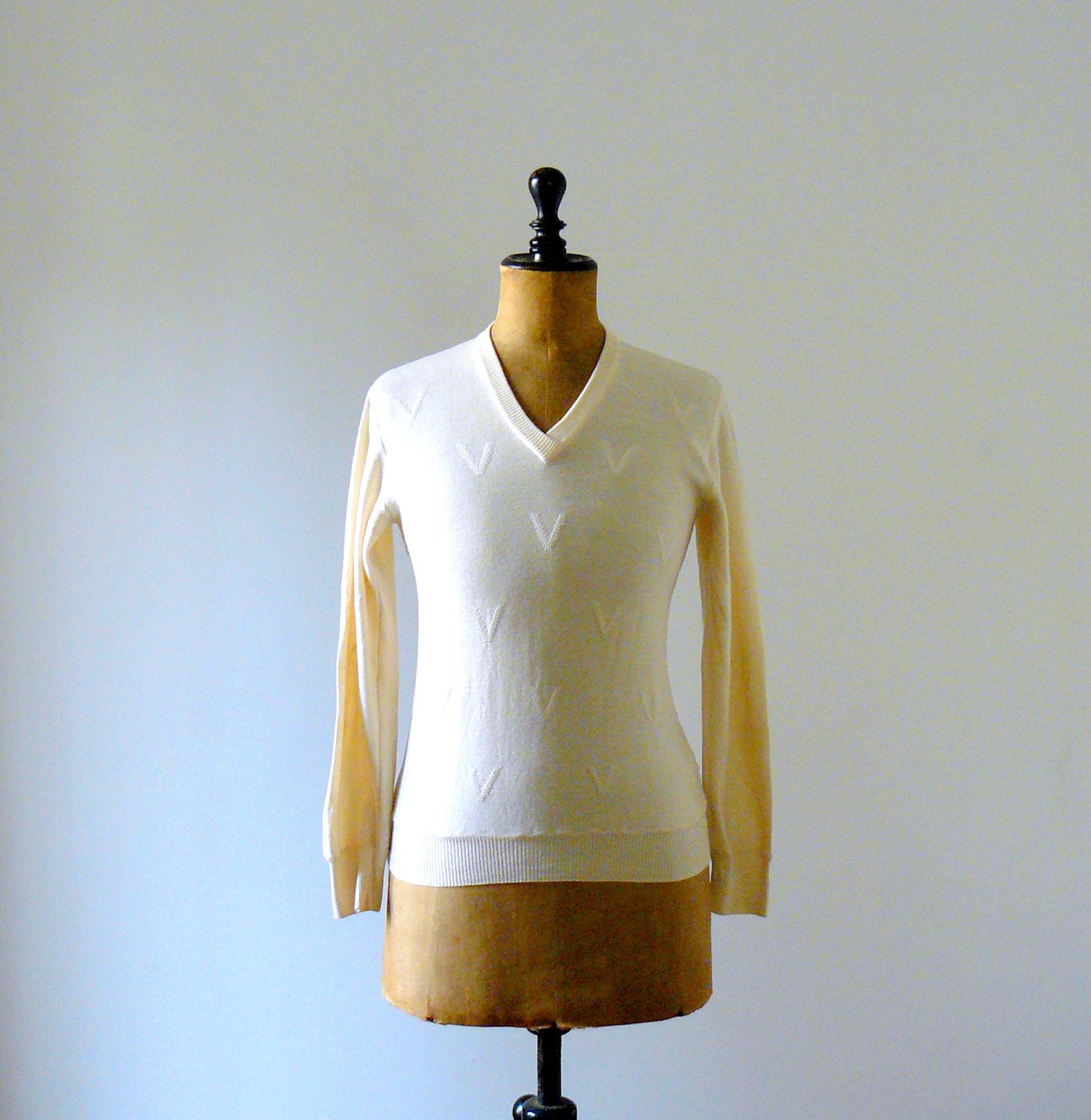 Vintage 1970s v neck sweater. size small. cream cashmere pullover