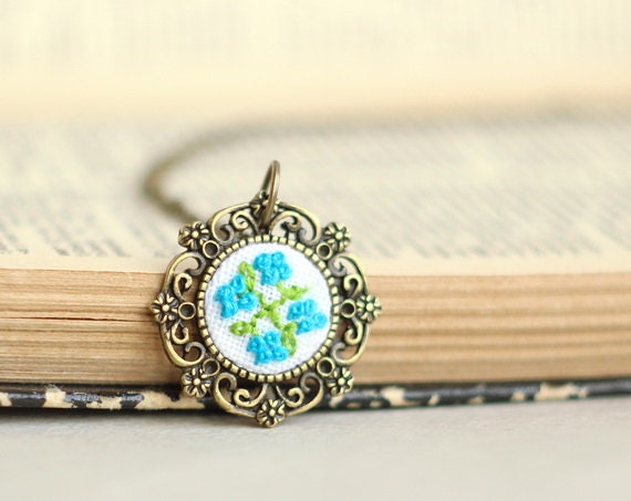 Floral embroidered necklace in blue