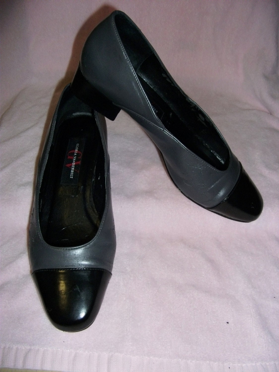 Vintage Ladies Leather Pumps by Gloria Vanderbilt 1 1/2" Heel Size 7 Only 5 USD