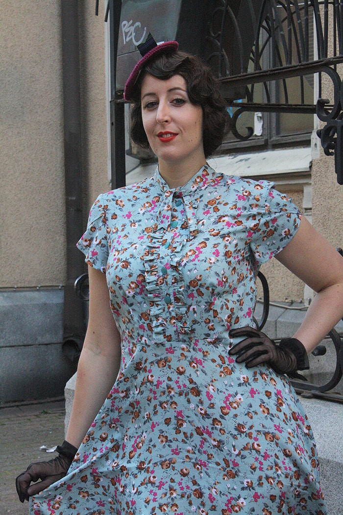 Greta - 40's style viscose floral dress, size 12 US