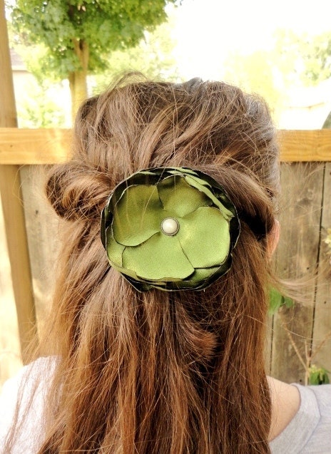 Olive Green Flower Hair Clip, Bridal Accessories, Satin Fabric Flower, Pearl Center, for Bridesmaid