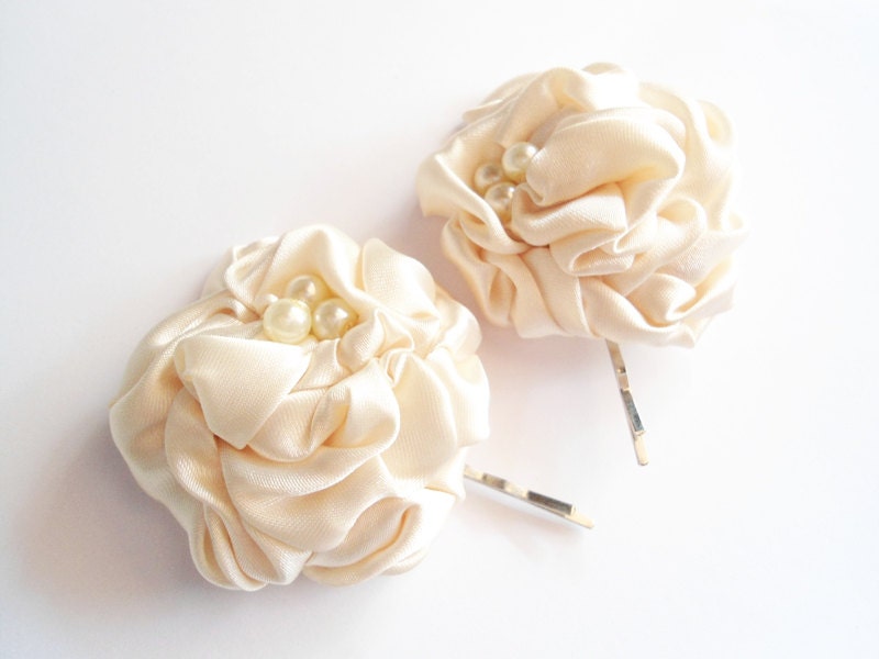 Ivory Flower Hair Pins, Bridal Hair Accessories, Wedding Hair Clips, Brides Ivory Satin Fabric Rosette Pearls Bobby Pins, Bridesmaids Gifts