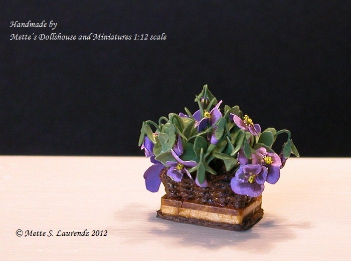 Dollhouse flowers  - Purple Pansies in small woven basket  - 1:12 miniature (GF1)