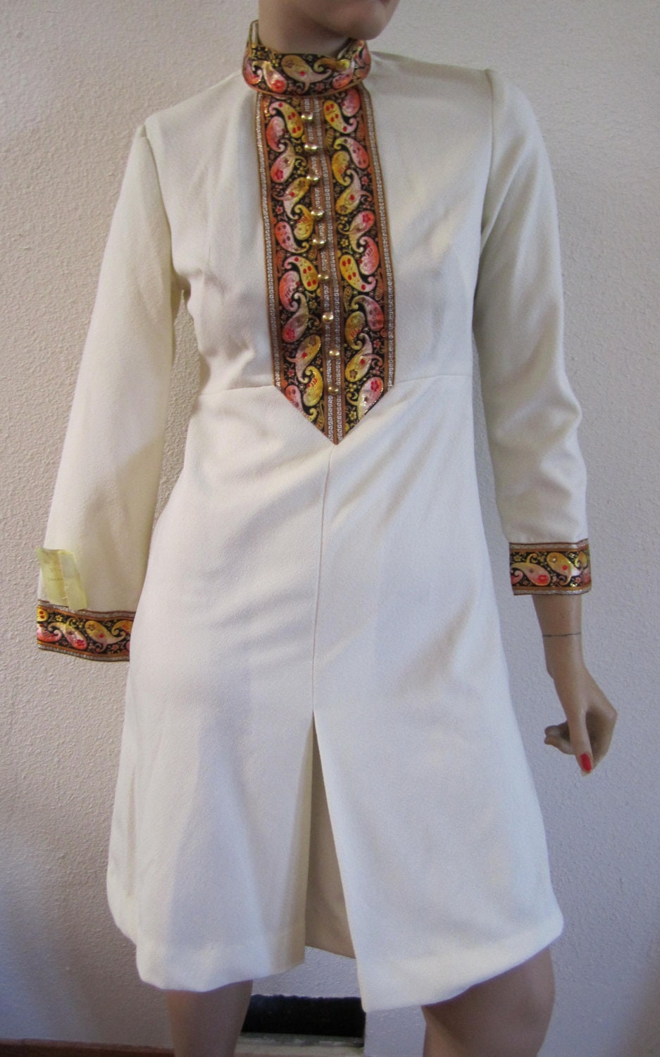 Vintage 70s ivory white long sleeve A-line with intriquate design on