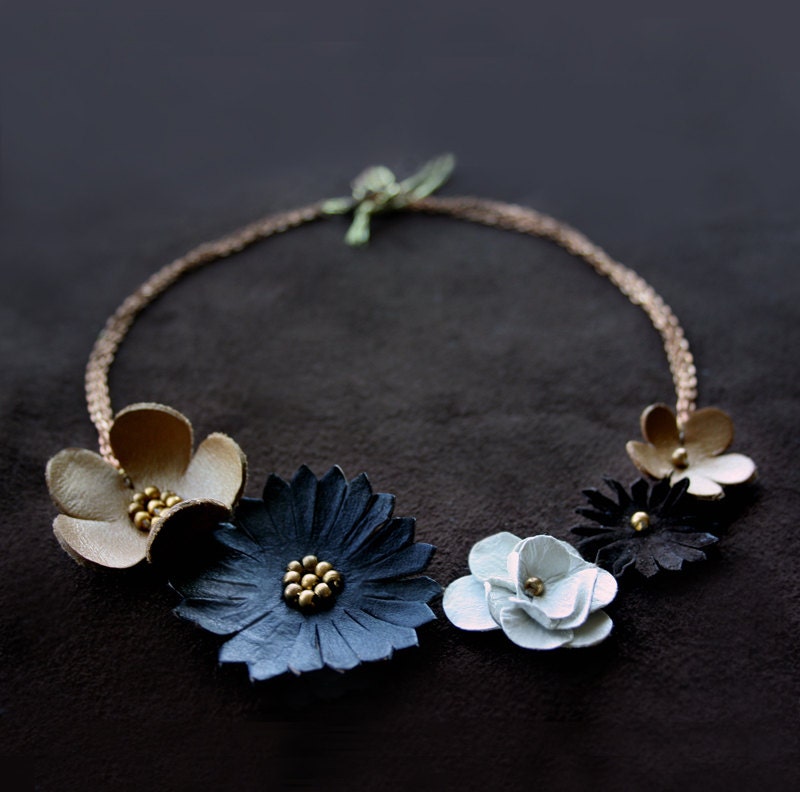 Leather flower statement necklace - Floral boho fashion jewelry - Bib necklace - Fall Winter jewelry