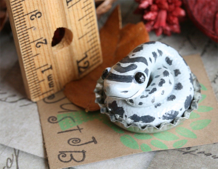 Hognose Snake Bottlecap Nester - Greys