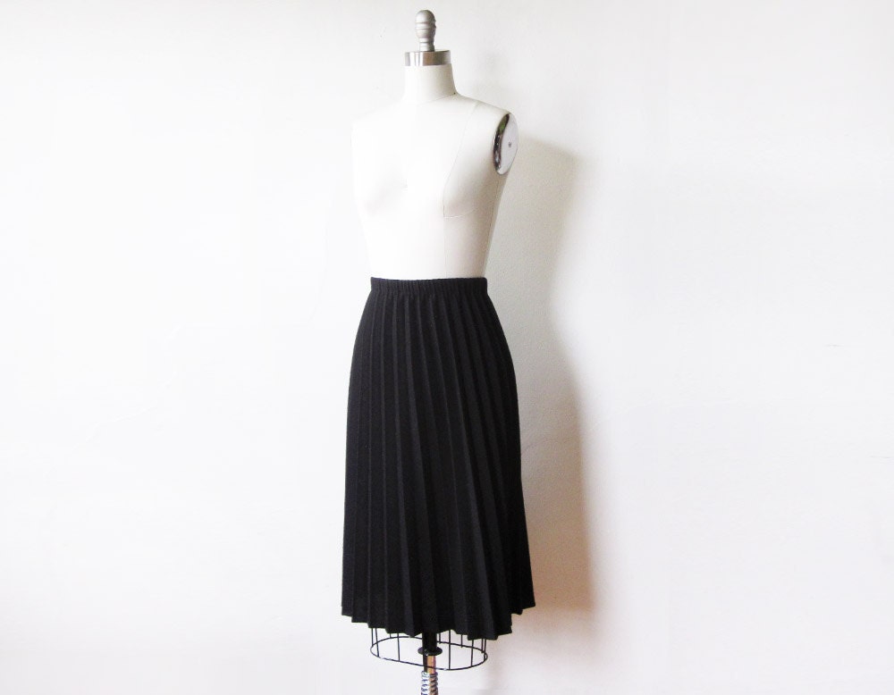 black accordion pleated skirt / vintage black pleated skirt / 15 w