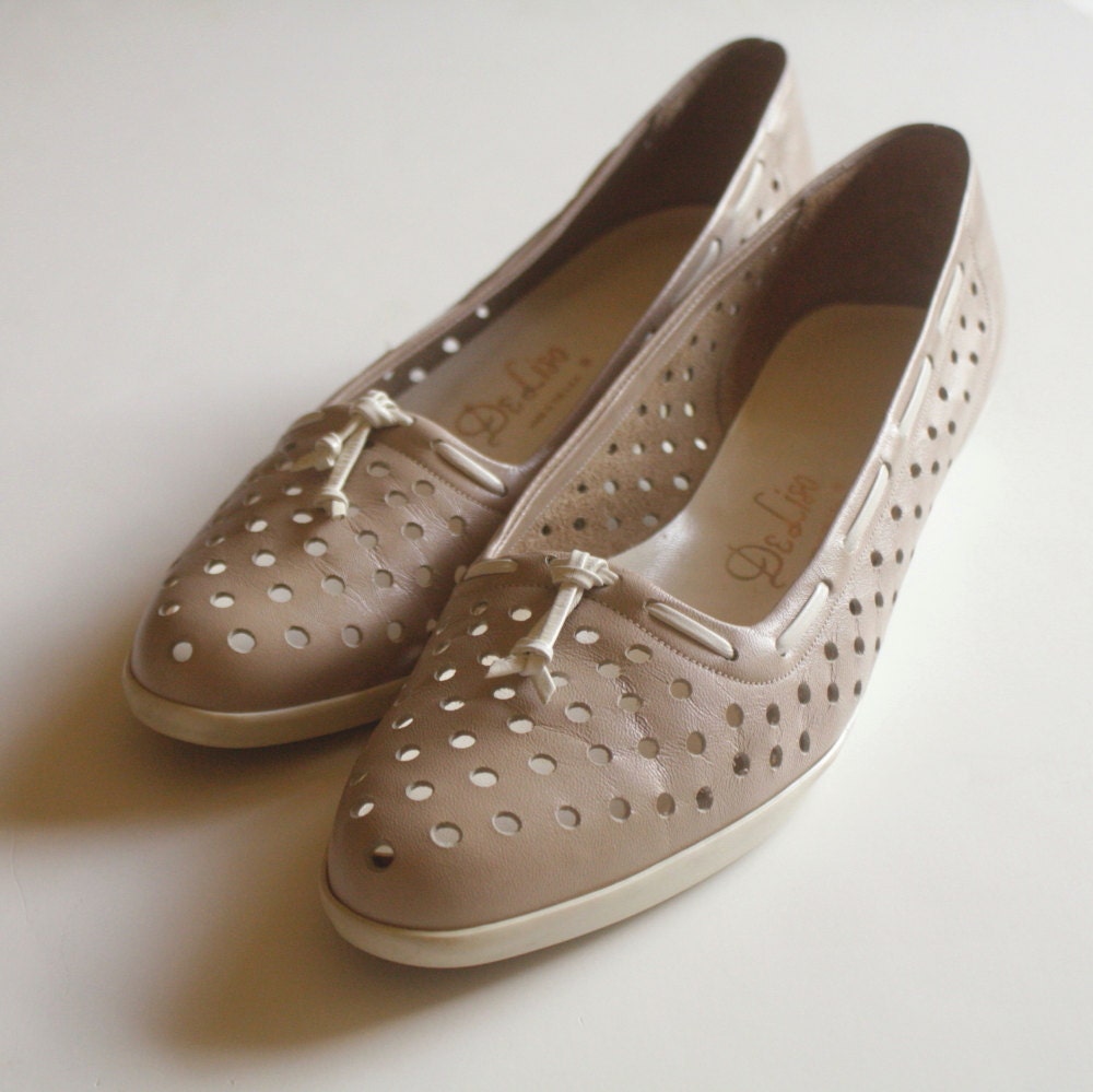 1980s perforated comfy wedge slip-ons / beige / size 9