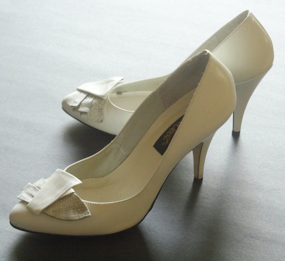 white 80s pumps with snakeskin pleat detail sz 5.5