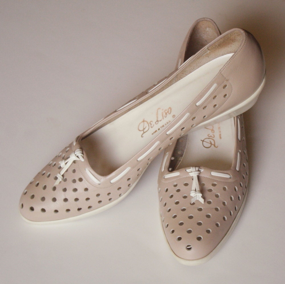 1980s perforated comfy wedge slip-ons / beige / size 9