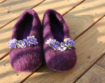 Ready to ship... Wool Felted Stull slippers ...  Plum with flowers ... size womens 9