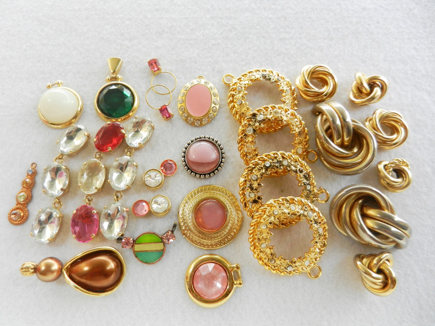A mix of vintage decor in shades of rose and gold -- 27 pieces -items to decorate and assemble- vintage 1960/1970-art.483-