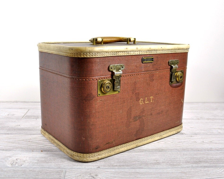 Vintage Cosmetic Train Case / Vintage Luggage / Overnight Case