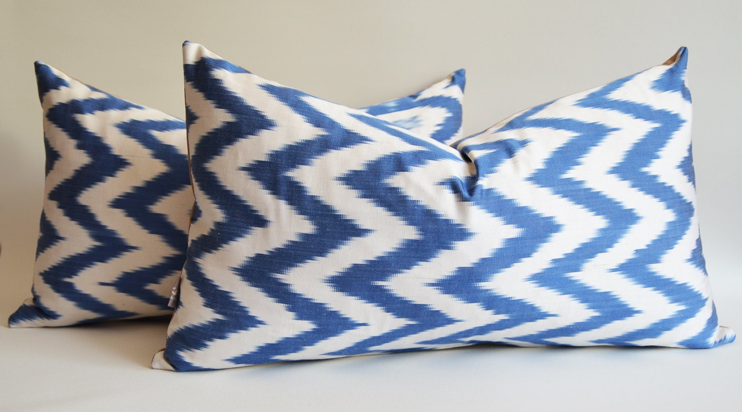 Sukan / 1 Piece Navy Blue Ikat Pillow Cover - Chevron Cushion Cover - Zig Zag Throw - Bohemian Chic Decor - Navy Blue, off White