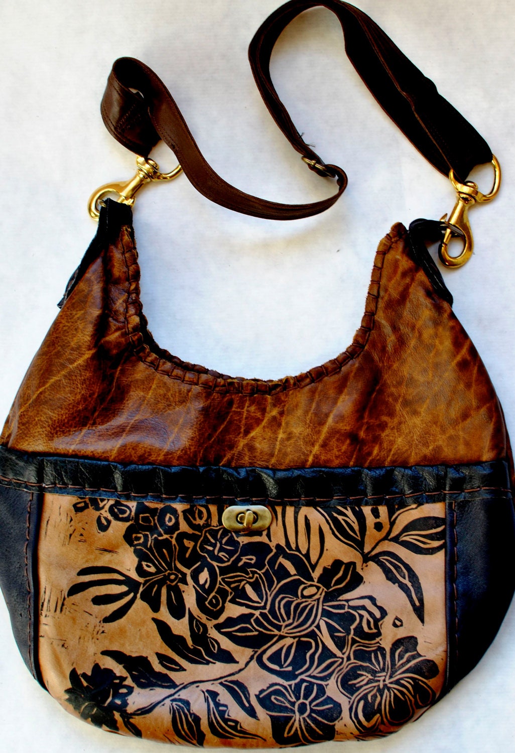 Round Printed Messenger in Milk Chocolate and Black