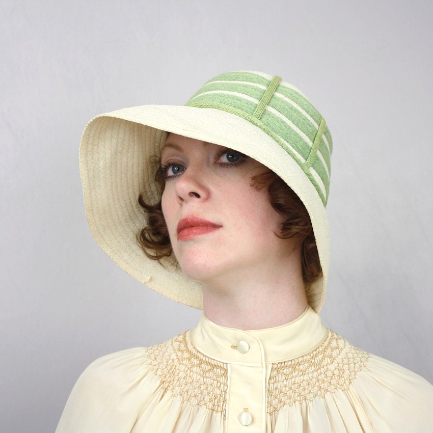 Vintage 1920s Hat Cloche, Ivory & Sage Green Dramatic Brim Straw Horsehair Hat