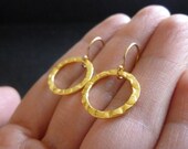 Sale 20%off-big gold circle earrings-hammered circle earrings in gold-gold halo earrings-gold round link earrings-big gold hoops