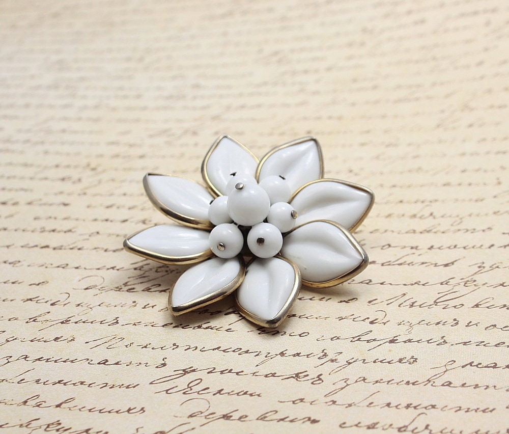 Coro thermoset pin brooch. Designer vintage white. Perfect for summer.